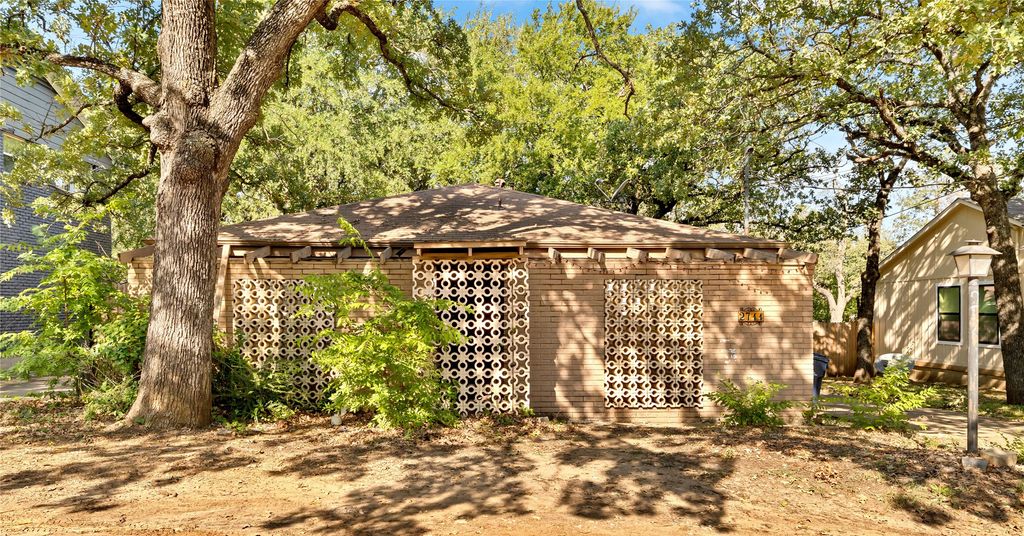 2711 N Locust Street, Denton, TX 76209