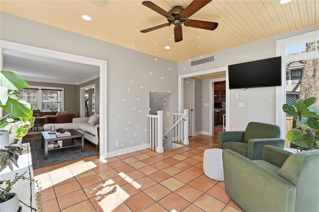 5825 McGee Street, Kansas City, MO 64113