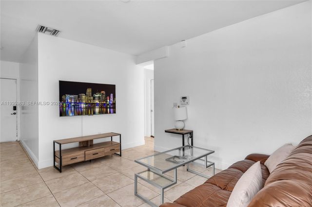 2970 NW 15th St. 2970, Miami, FL 33125