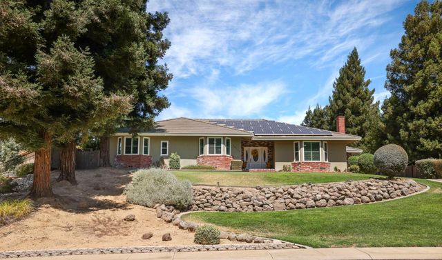 10117 Del Almendra Dr, Oakdale, CA 95361