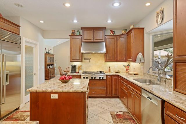 10117 Del Almendra Dr, Oakdale, CA 95361