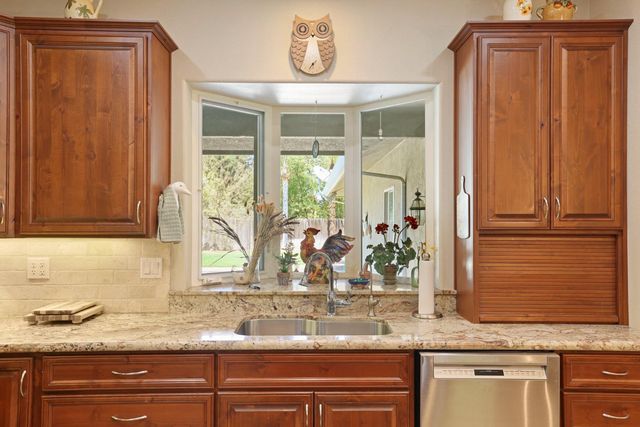 10117 Del Almendra Dr, Oakdale, CA 95361