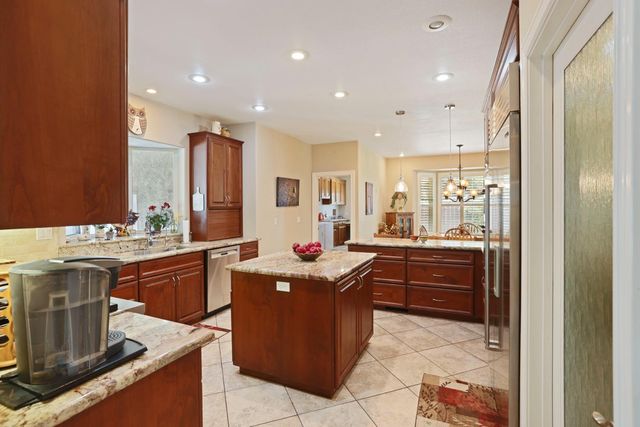 10117 Del Almendra Dr, Oakdale, CA 95361