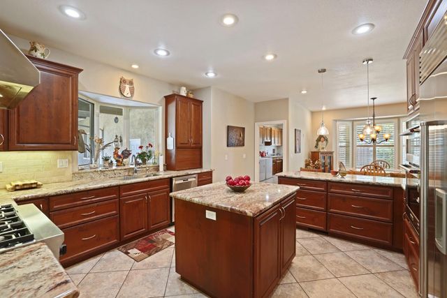 10117 Del Almendra Dr, Oakdale, CA 95361