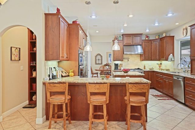 10117 Del Almendra Dr, Oakdale, CA 95361