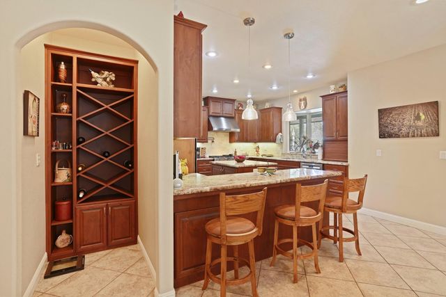 10117 Del Almendra Dr, Oakdale, CA 95361