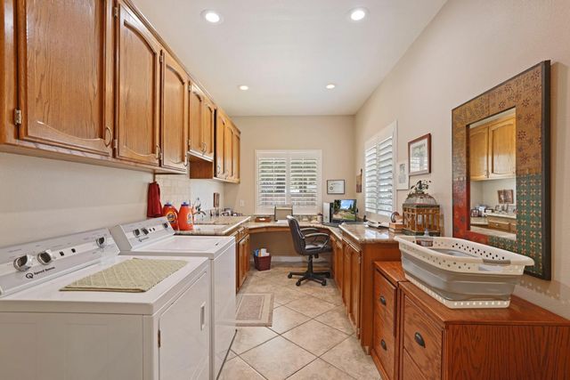 10117 Del Almendra Dr, Oakdale, CA 95361