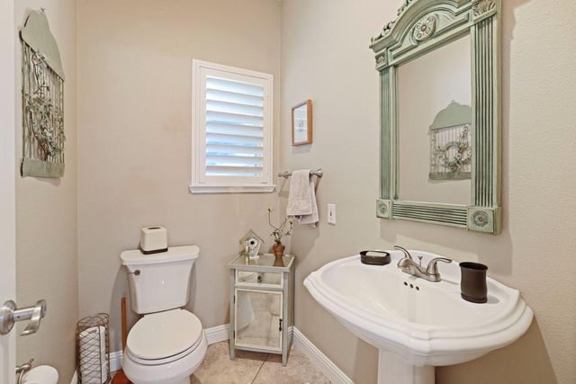 10117 Del Almendra Dr, Oakdale, CA 95361