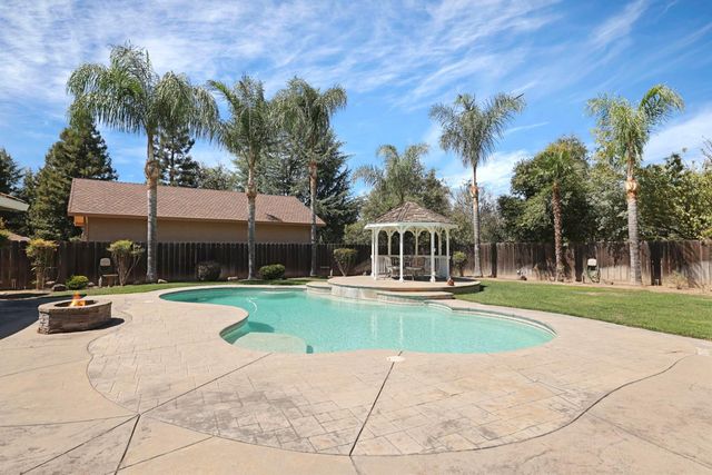 10117 Del Almendra Dr, Oakdale, CA 95361