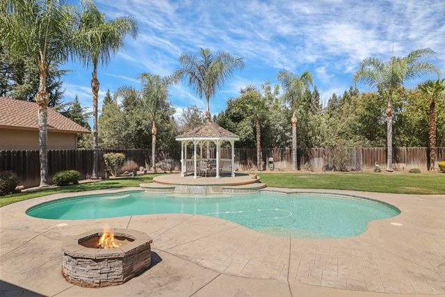 10117 Del Almendra Dr, Oakdale, CA 95361
