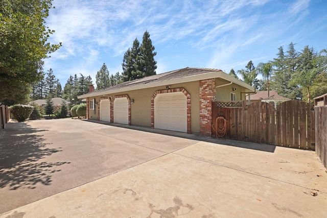10117 Del Almendra Dr, Oakdale, CA 95361