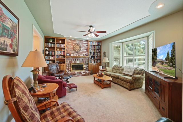 10117 Del Almendra Dr, Oakdale, CA 95361