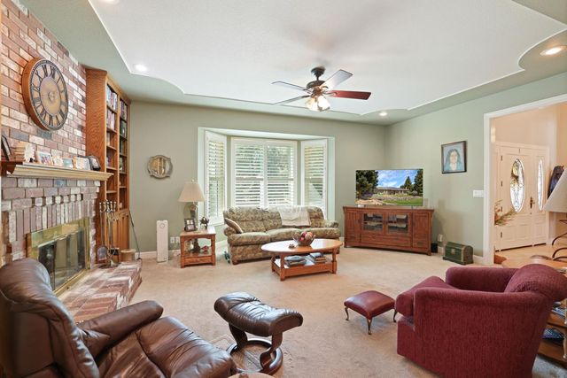 10117 Del Almendra Dr, Oakdale, CA 95361