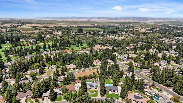 10117 Del Almendra Dr, Oakdale, CA 95361