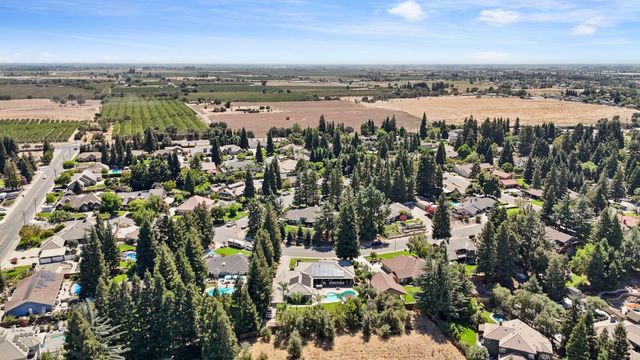 10117 Del Almendra Dr, Oakdale, CA 95361