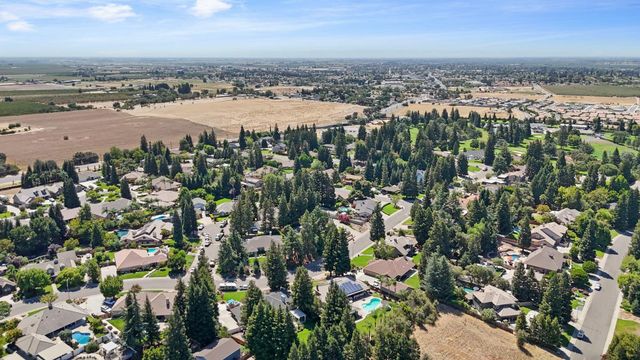 10117 Del Almendra Dr, Oakdale, CA 95361