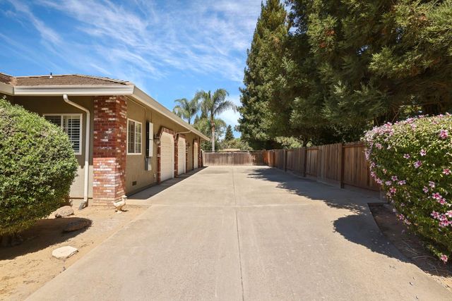 10117 Del Almendra Dr, Oakdale, CA 95361