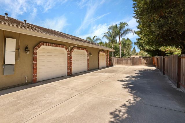 10117 Del Almendra Dr, Oakdale, CA 95361