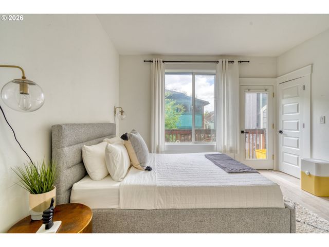 -1 Se 11TH Ave, Portland, OR 97214