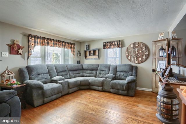 1015 TRINITY RD, York, PA 17408