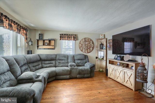 1015 TRINITY RD, York, PA 17408