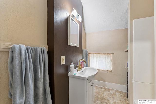 1454 S Pinkney Street, Omaha, NE 68110