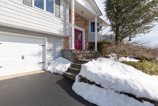 173 Fifty Acre Road S, Smithtown, NY 11787