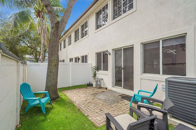 140 SE 7th Way, Pompano Beach, FL 33060