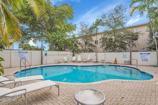 140 SE 7th Way, Pompano Beach, FL 33060