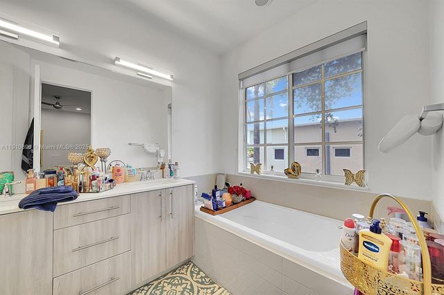 140 SE 7th Way, Pompano Beach, FL 33060