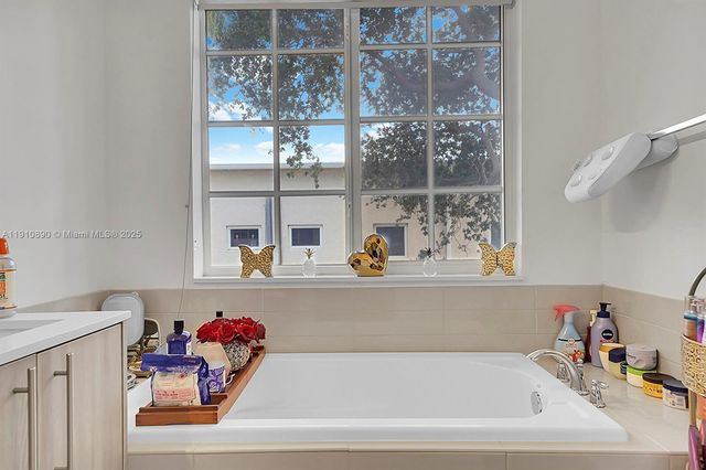 140 SE 7th Way, Pompano Beach, FL 33060