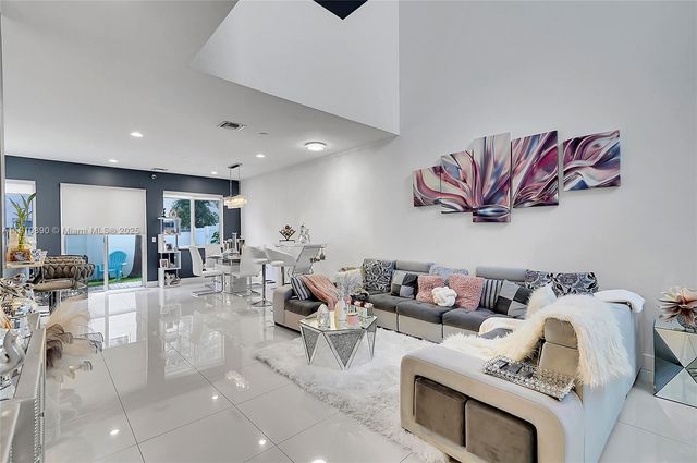 140 SE 7th Way, Pompano Beach, FL 33060