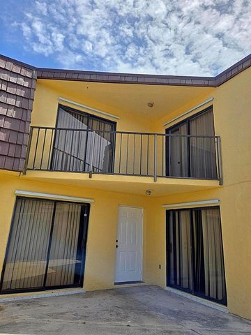 22 Springdale Circle, Palm Springs, FL 33461