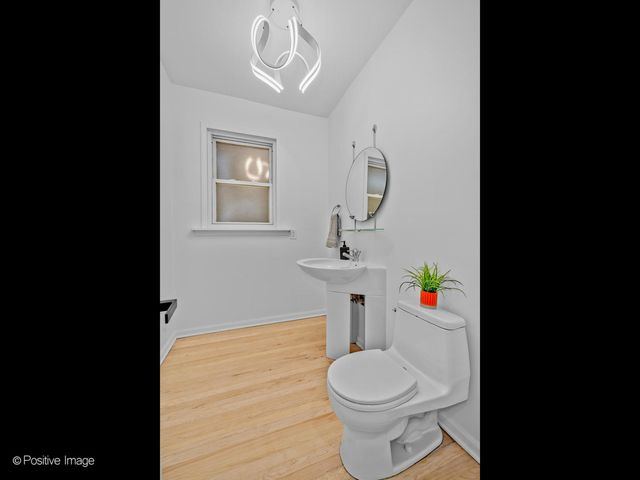 1910 W George Street, Chicago, IL 60657
