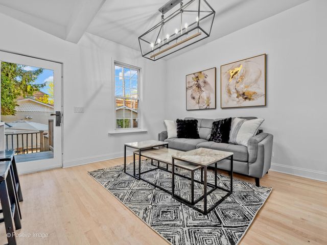 1910 W George Street, Chicago, IL 60657