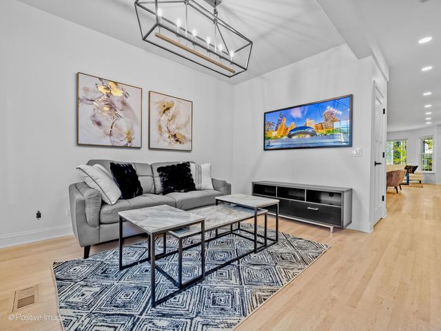 1910 W George Street, Chicago, IL 60657