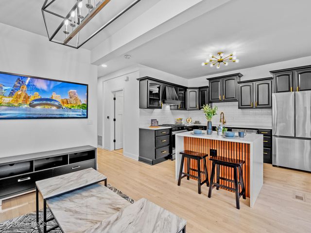 1910 W George Street, Chicago, IL 60657