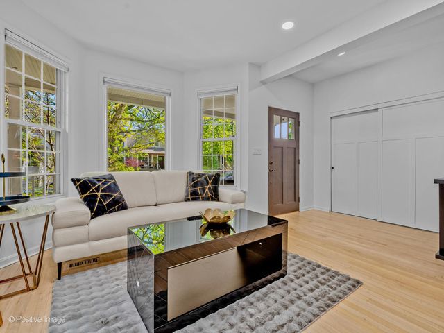 1910 W George Street, Chicago, IL 60657