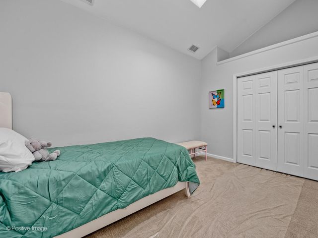 1910 W George Street, Chicago, IL 60657