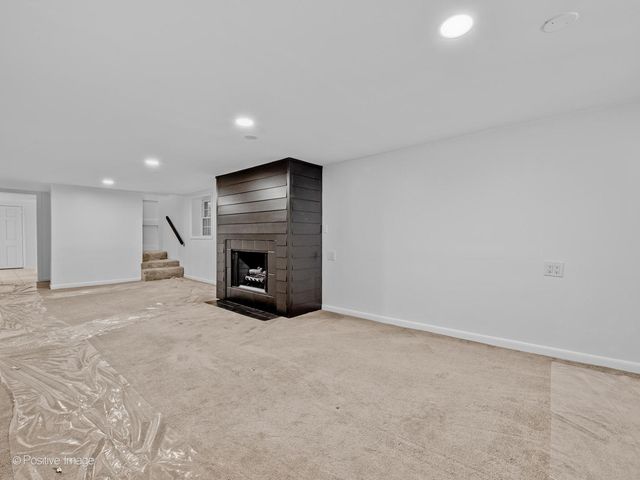 1910 W George Street, Chicago, IL 60657