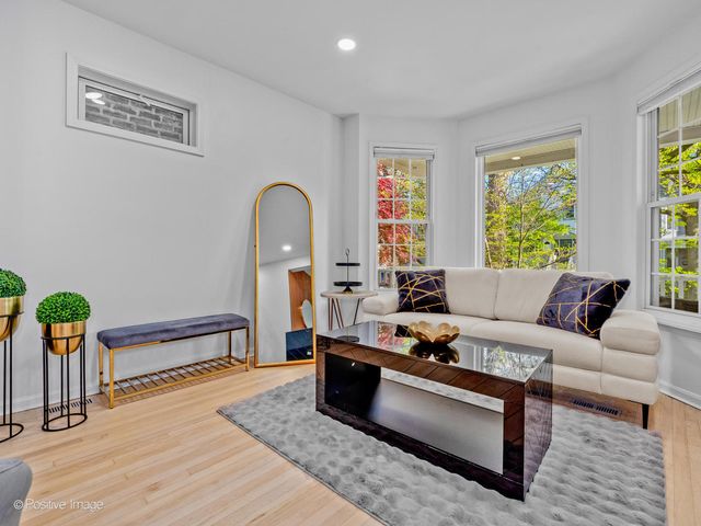 1910 W George Street, Chicago, IL 60657