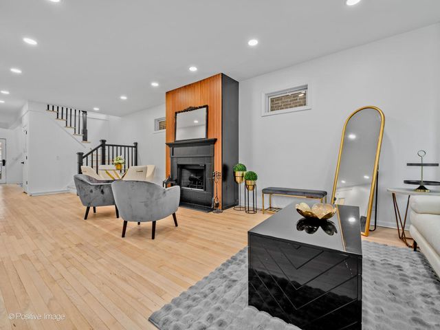 1910 W George Street, Chicago, IL 60657