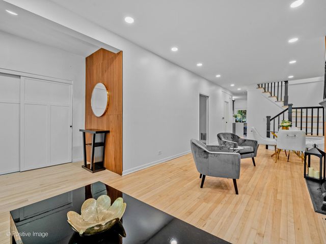 1910 W George Street, Chicago, IL 60657