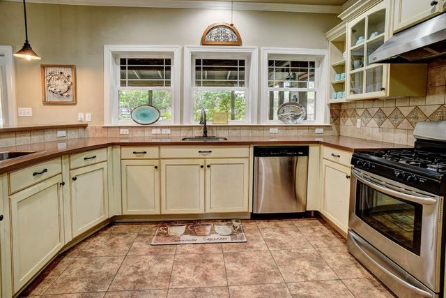 418 Vyvjala RD, Smithville, TX 78957