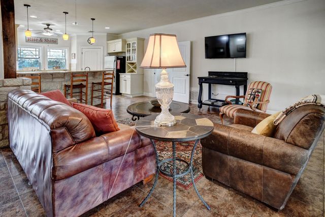 418 Vyvjala RD, Smithville, TX 78957