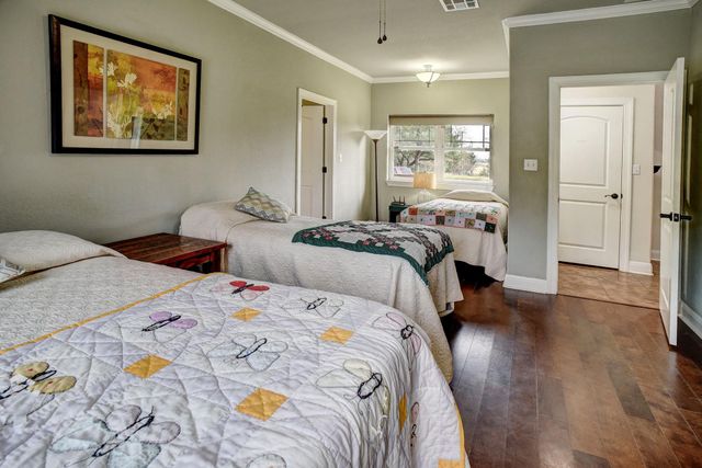 418 Vyvjala RD, Smithville, TX 78957