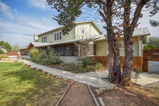 418 Vyvjala RD, Smithville, TX 78957