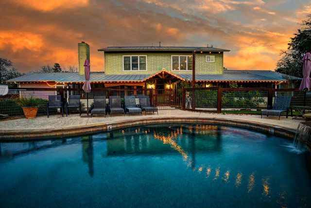 418 Vyvjala RD, Smithville, TX 78957