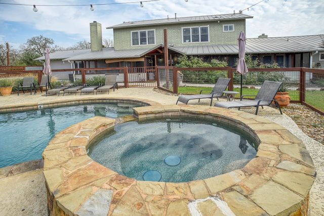 418 Vyvjala RD, Smithville, TX 78957