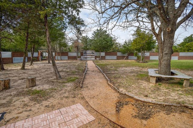 418 Vyvjala RD, Smithville, TX 78957